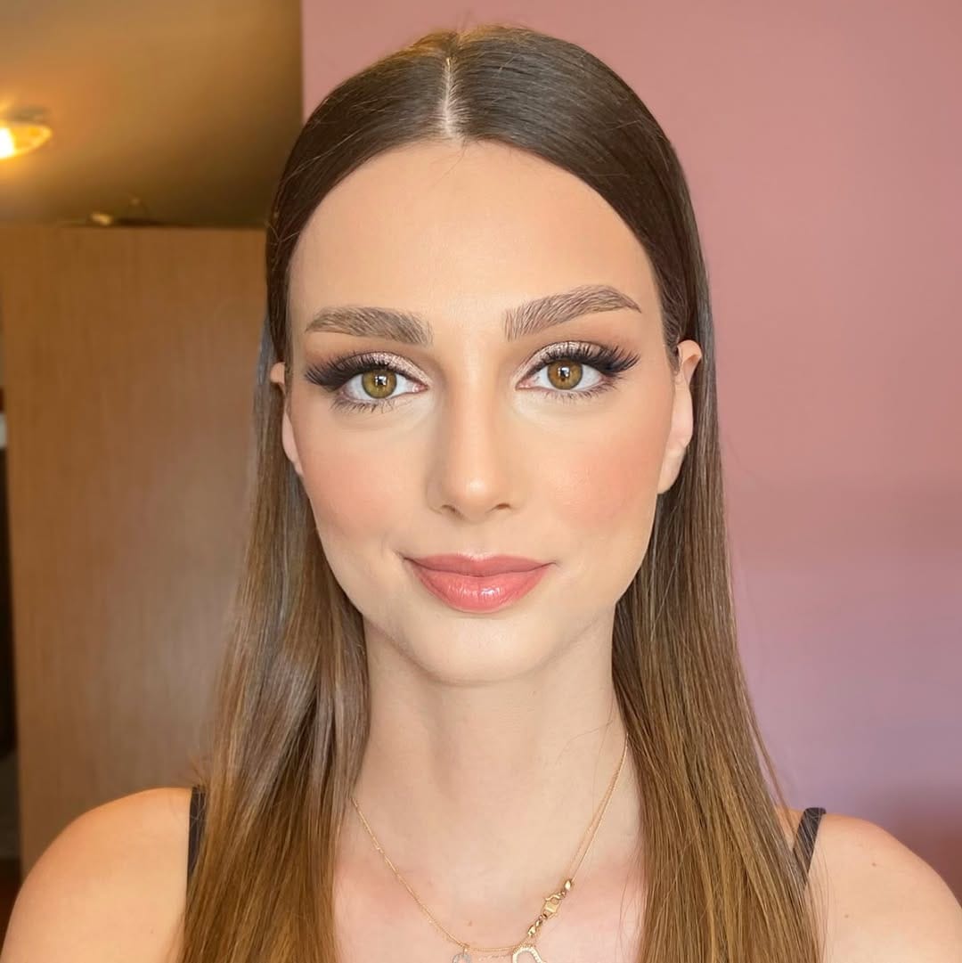 Post 9 by 𝐌𝐚𝐤𝐞𝐮𝐩 𝐛𝐲 𝐏𝐞𝐫𝐢 on Instagram (carousel)