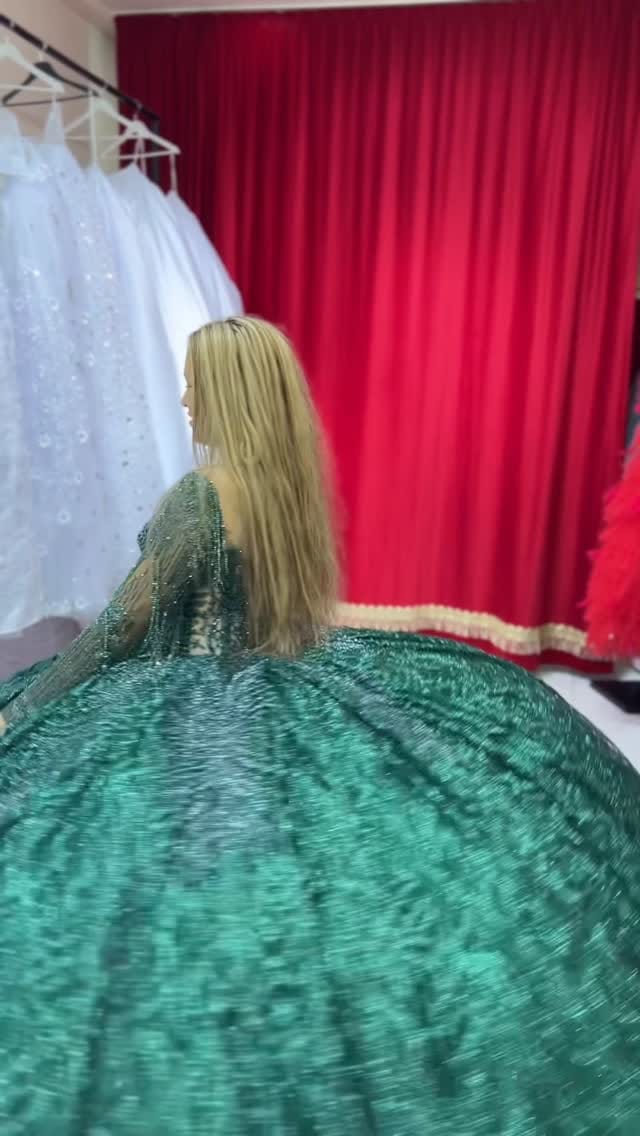 Post 7 by ÖYKÜ GELİNLİK on Instagram (video)