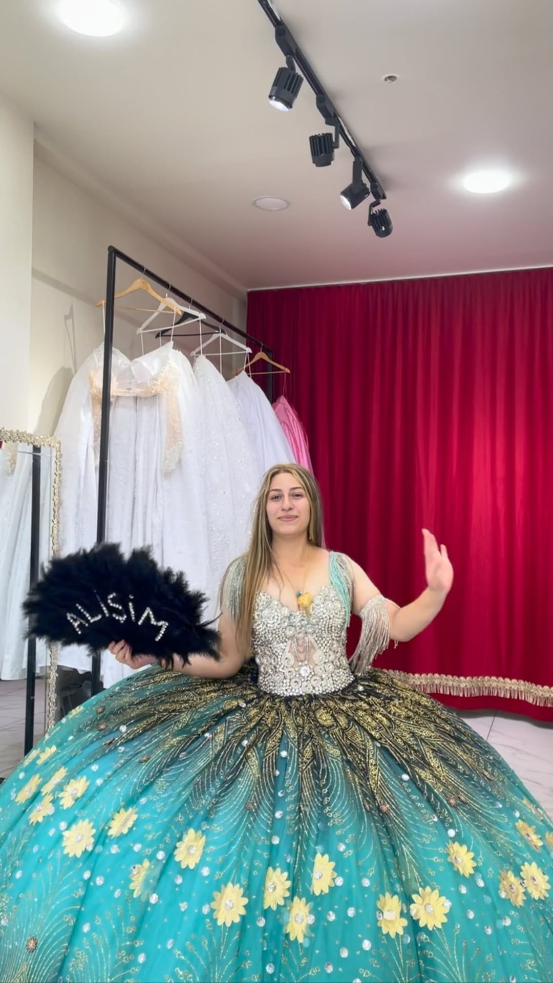 Post 5 by ÖYKÜ GELİNLİK on Instagram (video)