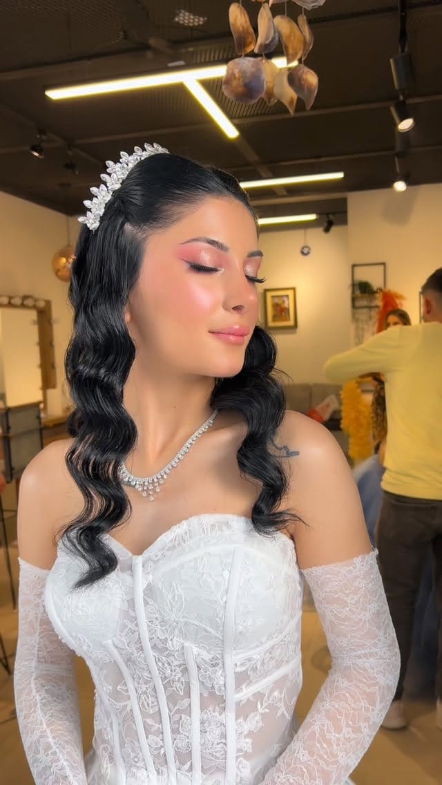 Post 8 by SEZER KURT BACKSTAGE MAKEUP STUDİO on Instagram (video)