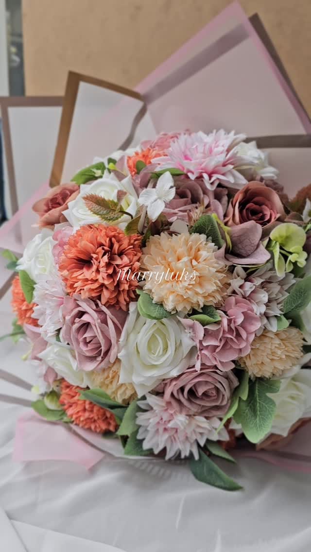 Post 2 by Marrylüks on Instagram (video)