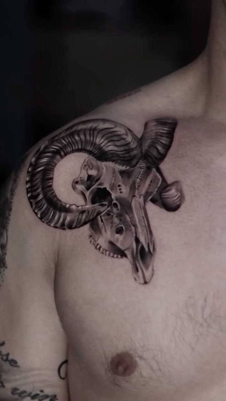 Post 4 by LION TATTOO PIERCING STUDIO on Instagram (video)