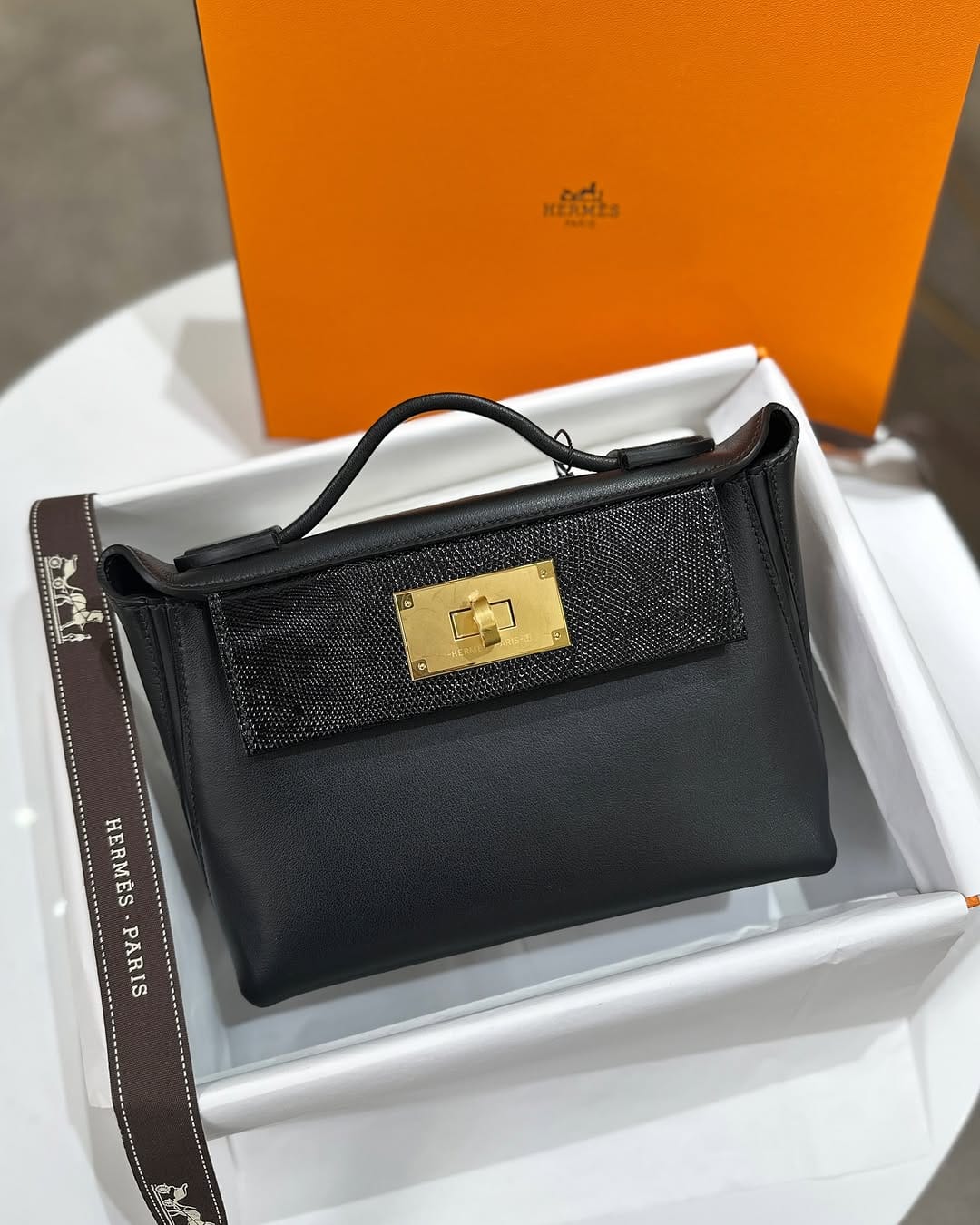 Post 6 by Niva Luxury on Instagram (carousel)