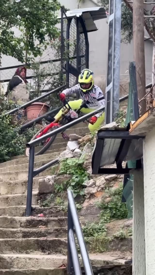 Post 2 by Eren Pehlivanlar on Instagram (video)