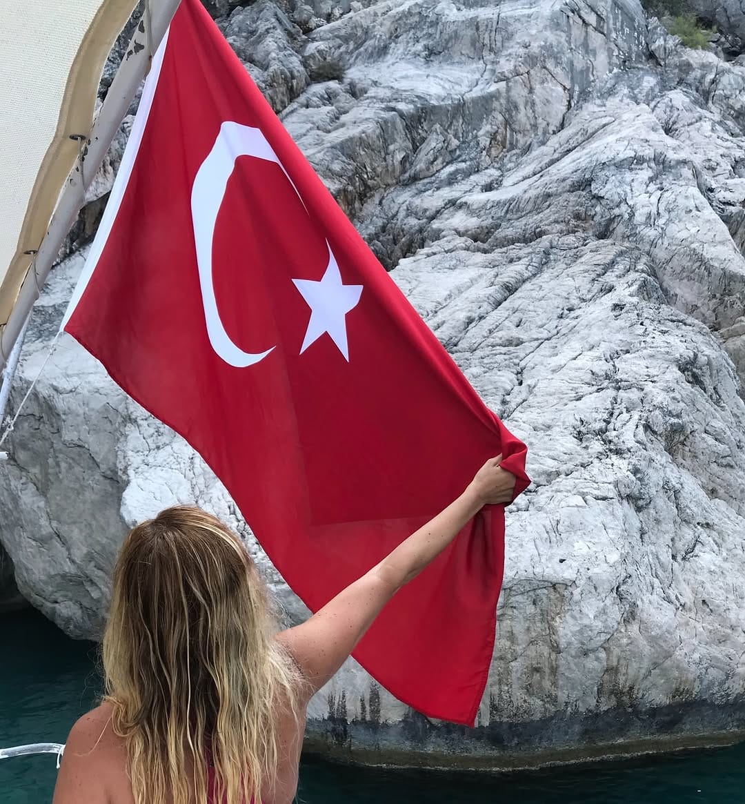 Post 1 by A Y Ş E N   G Ü Z E L on Instagram (image)