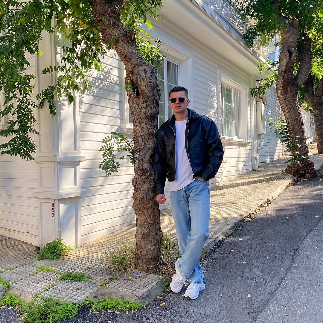 Post 6 by Emre on Instagram (image)