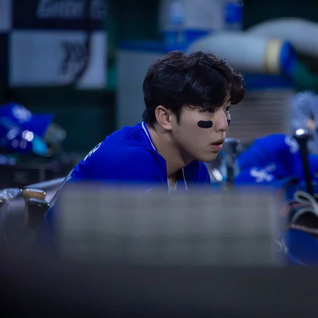 Post 2 by 김영웅 on Instagram (image)