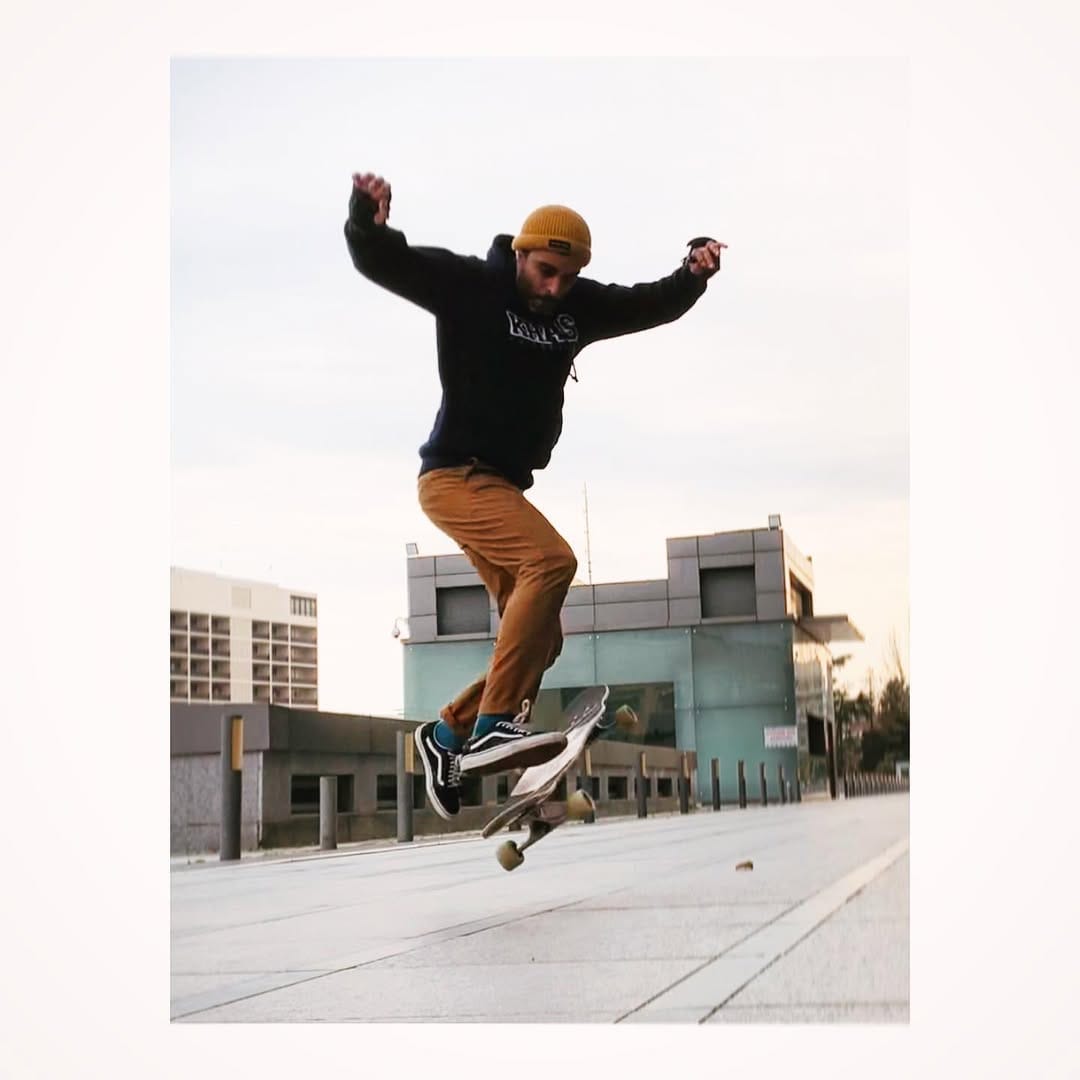 Post 10 by Ali Dur on Instagram (image)