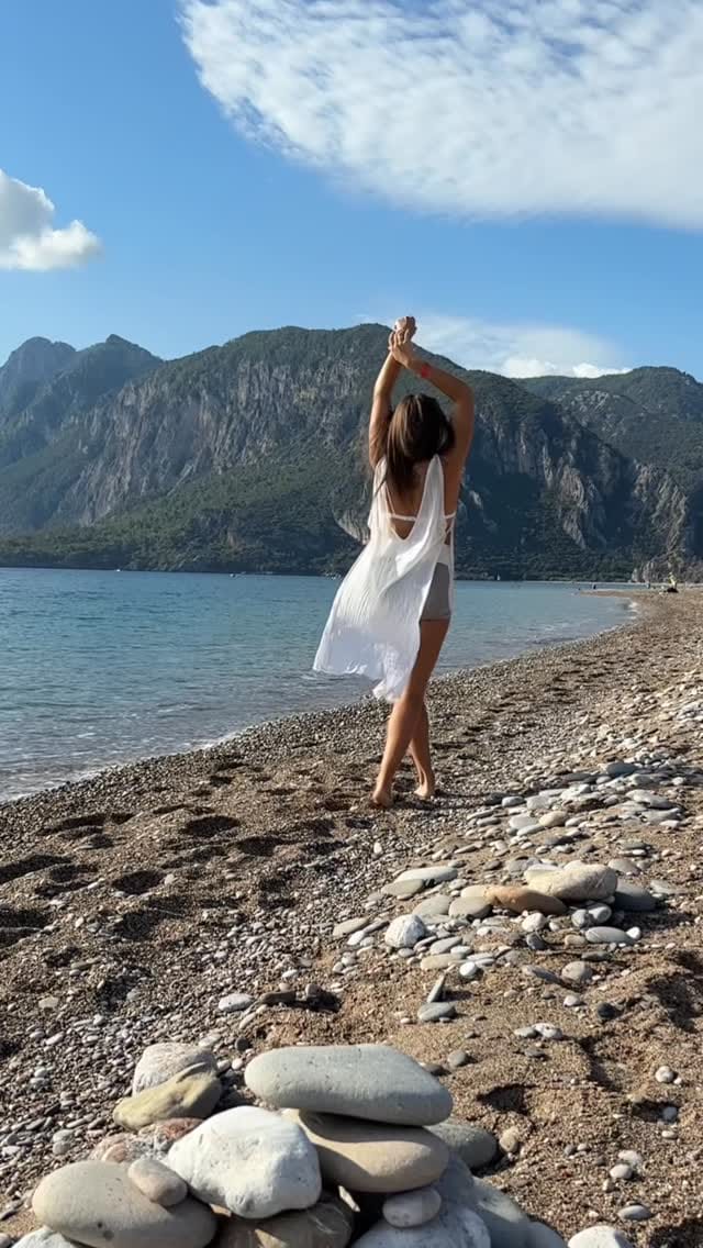 Post 6 by Julia Ostapenko Yoga for body face and soul🧘‍♀️ on Instagram (video)