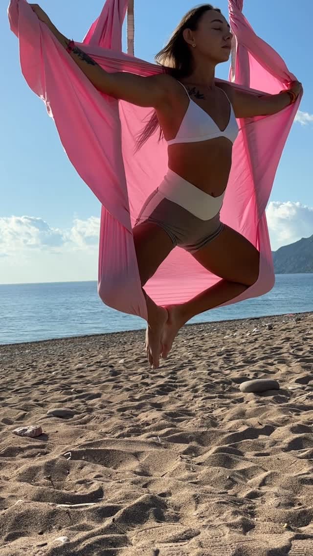 Post 5 by Julia Ostapenko Yoga for body face and soul🧘‍♀️ on Instagram (video)