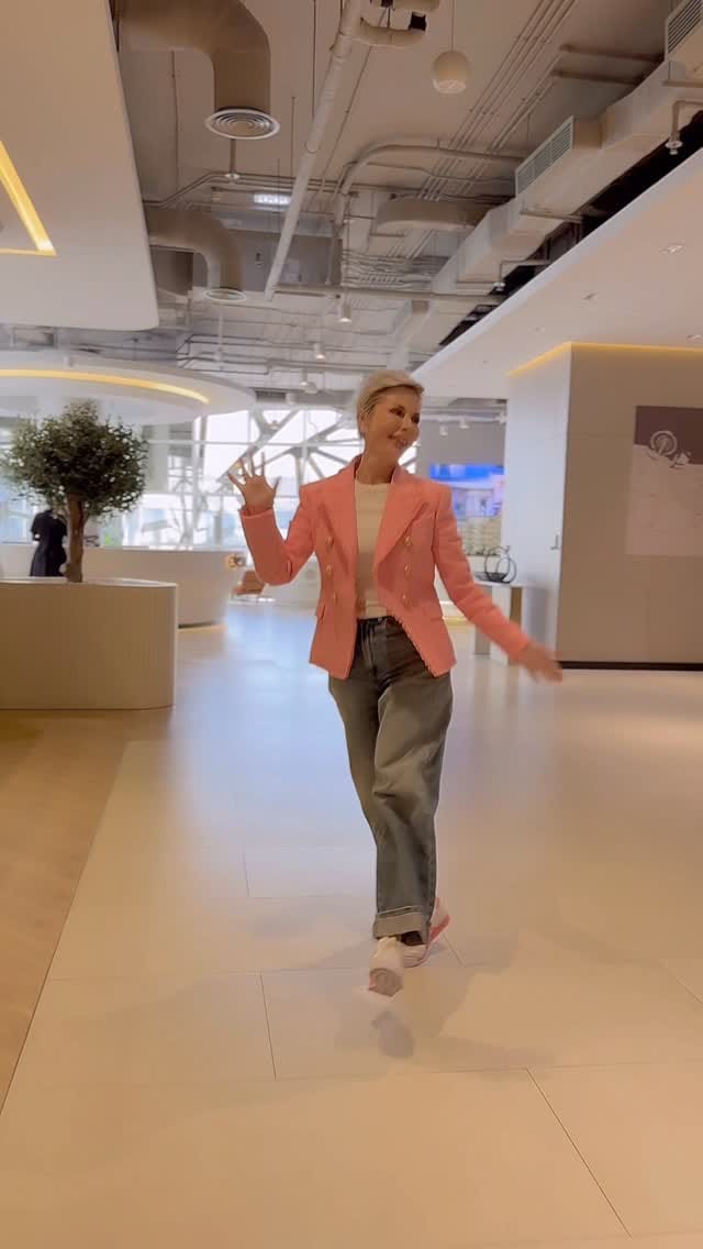 Post 7 by Mira Martinova on Instagram (video)