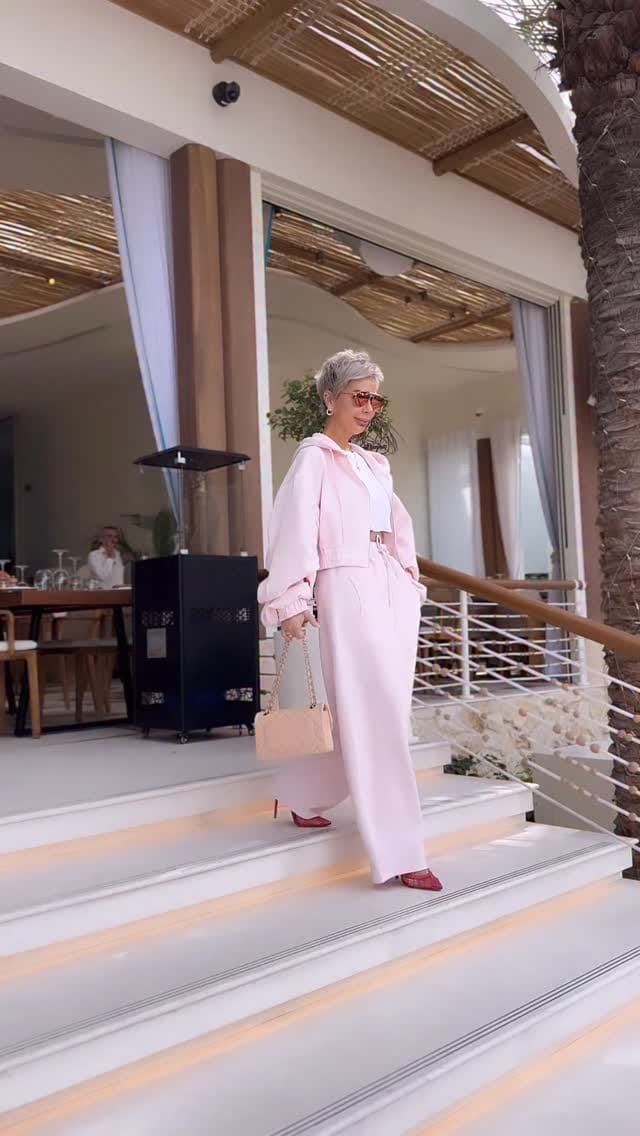 Post 3 by Mira Martinova on Instagram (video)