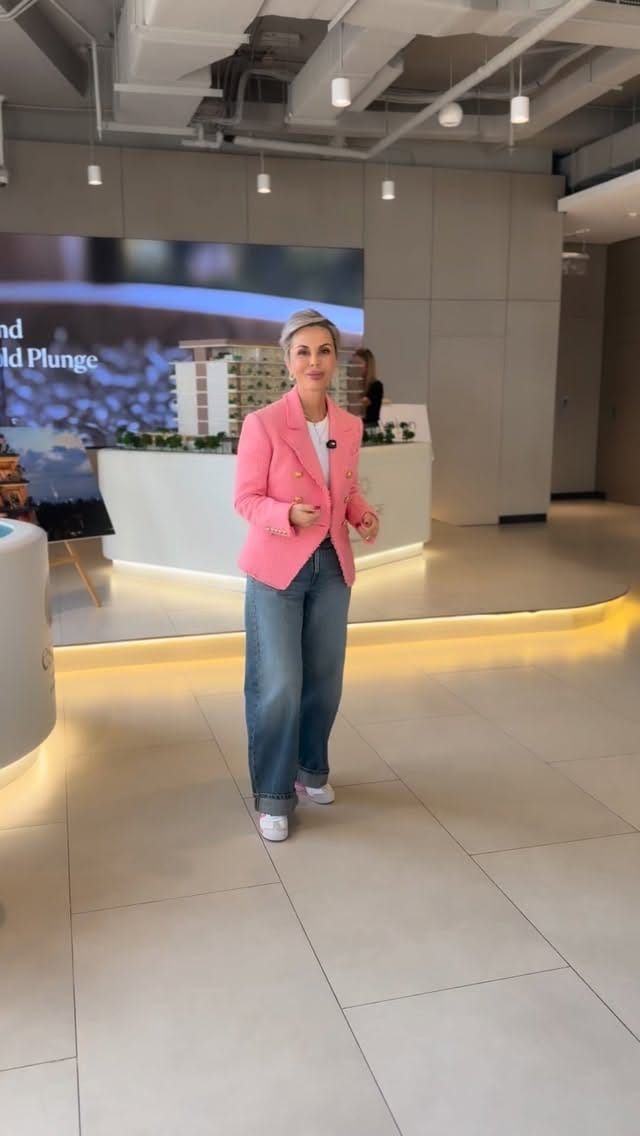 Post 8 by Mira Martinova on Instagram (video)