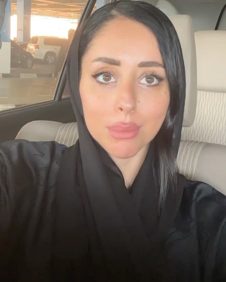 Post 2 by مصممة عبايات on Instagram (carousel)