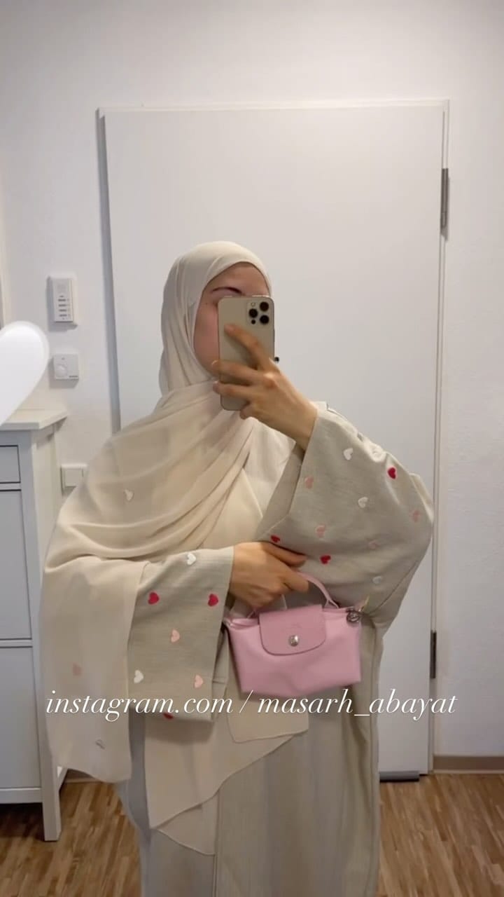 Post 8 by MASARH ABAYAT | مسرة عبايات on Instagram (video)