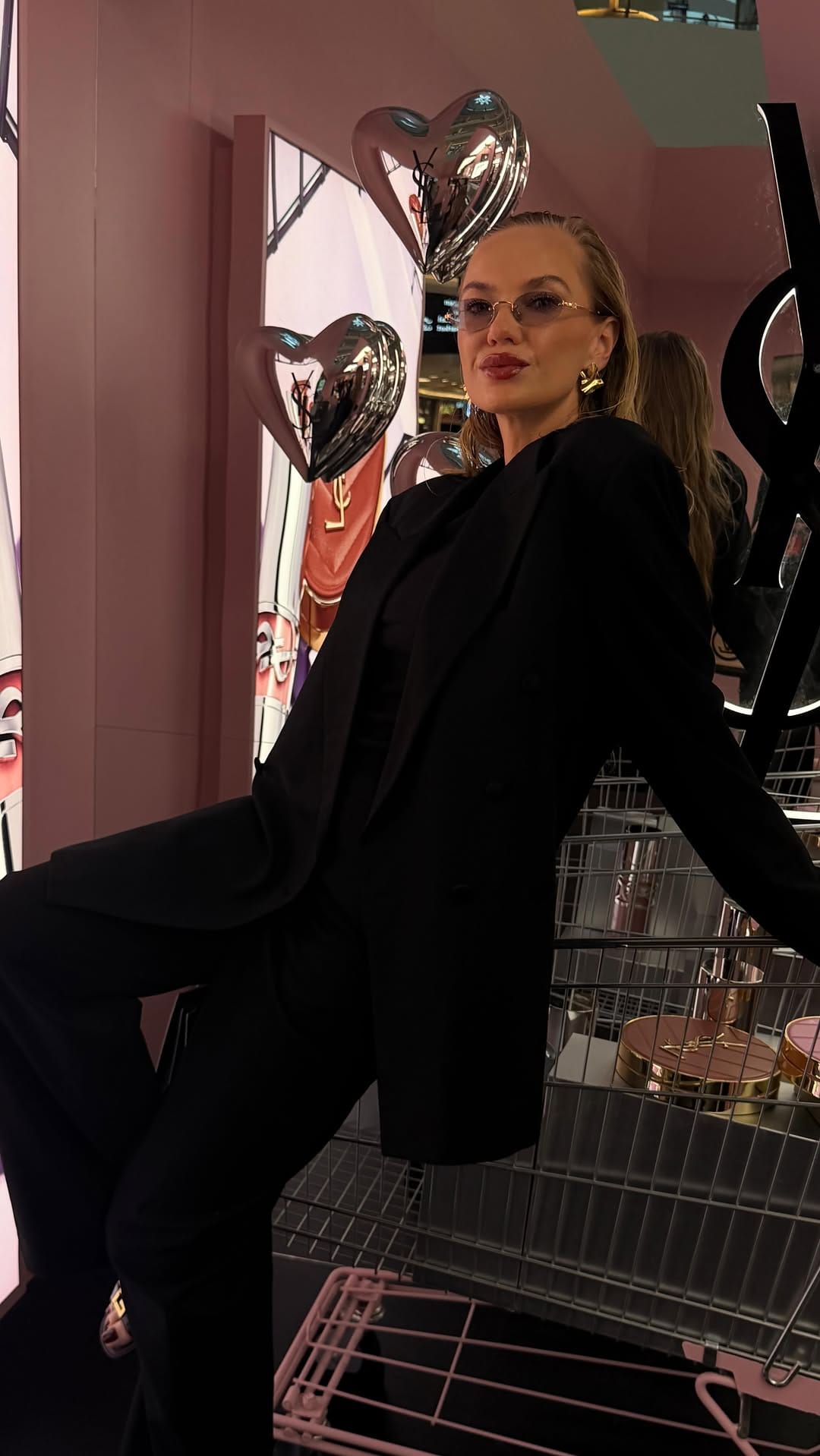 Post 2 by Karolina Makeup Artist & Hair Style Dubai on Instagram (video)
