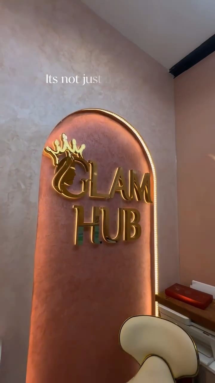 Post 10 by Glam Hub on Instagram (video)