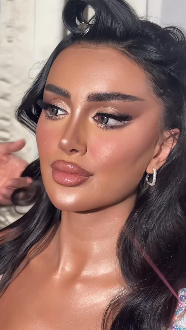 Post 4 by Wrood Makeup artist on Instagram (video)