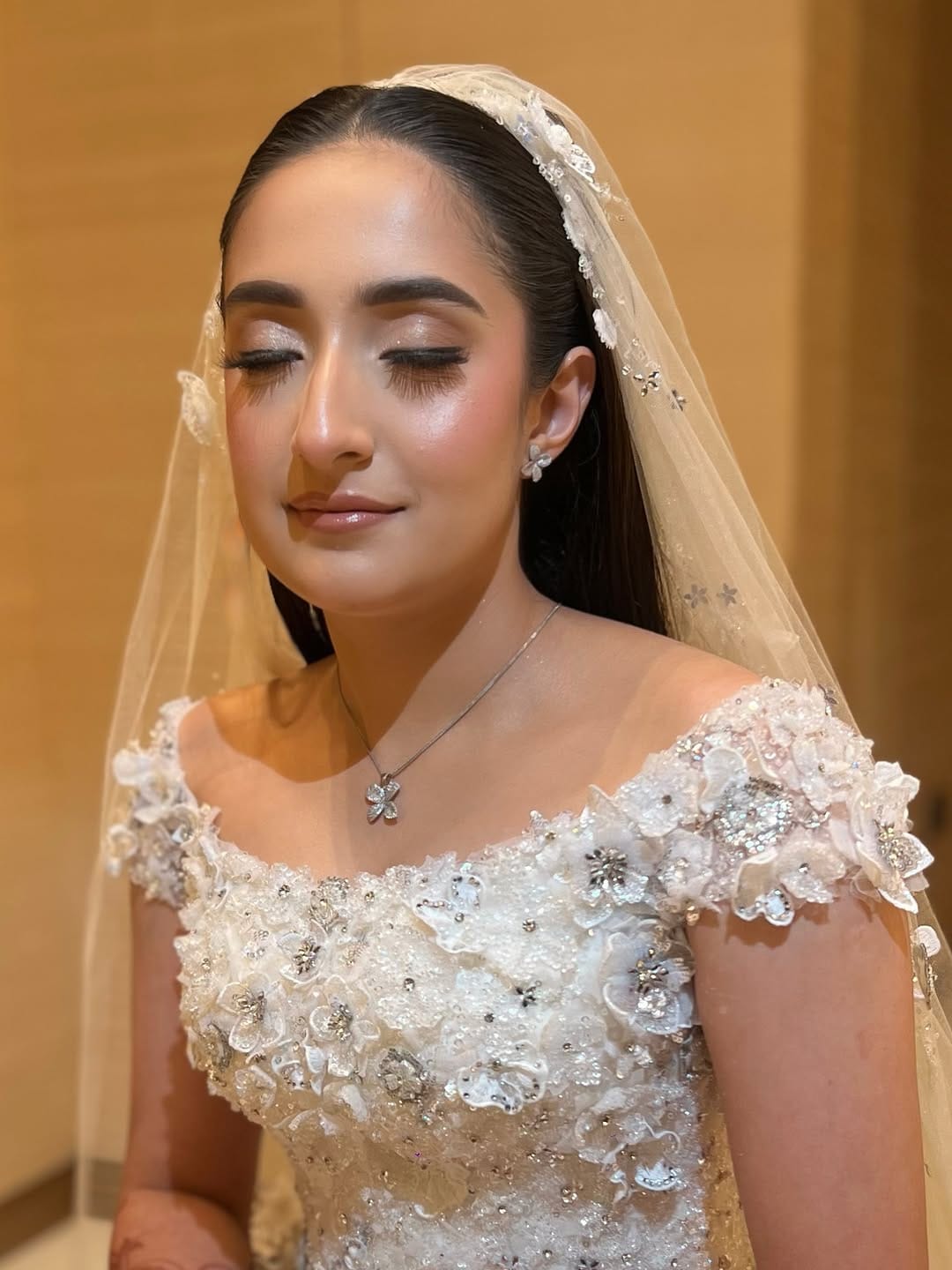 Post 1 by 🇦🇪 HAIR & MAKEUP ARTIST on Instagram (carousel)