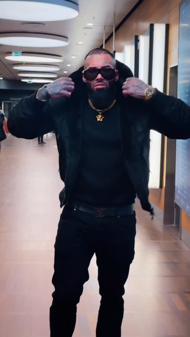 Post 6 by VICENZO DARIAN on Instagram (video)