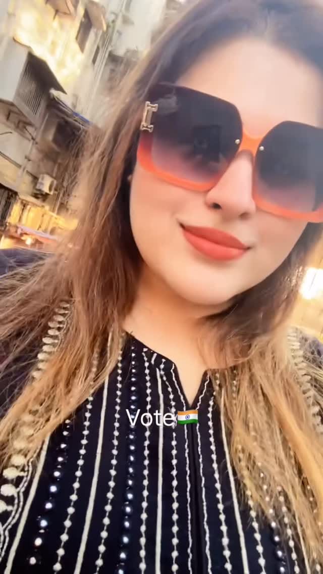 Post 5 by Heenaaya Jhangiani on Instagram (video)