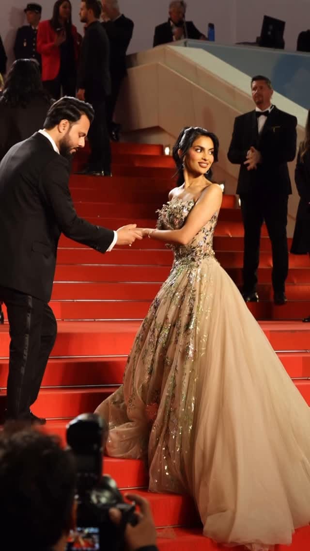 Post 9 by Hala Owais on Instagram (video)