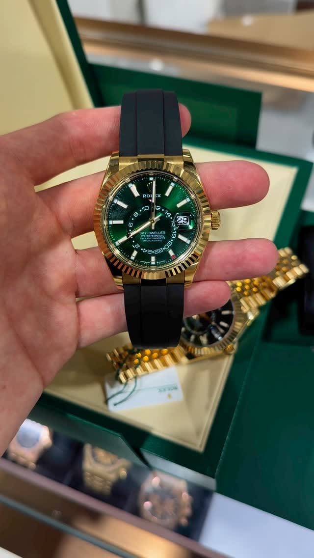 Post 4 by Watchtradeswiss on Instagram (video)