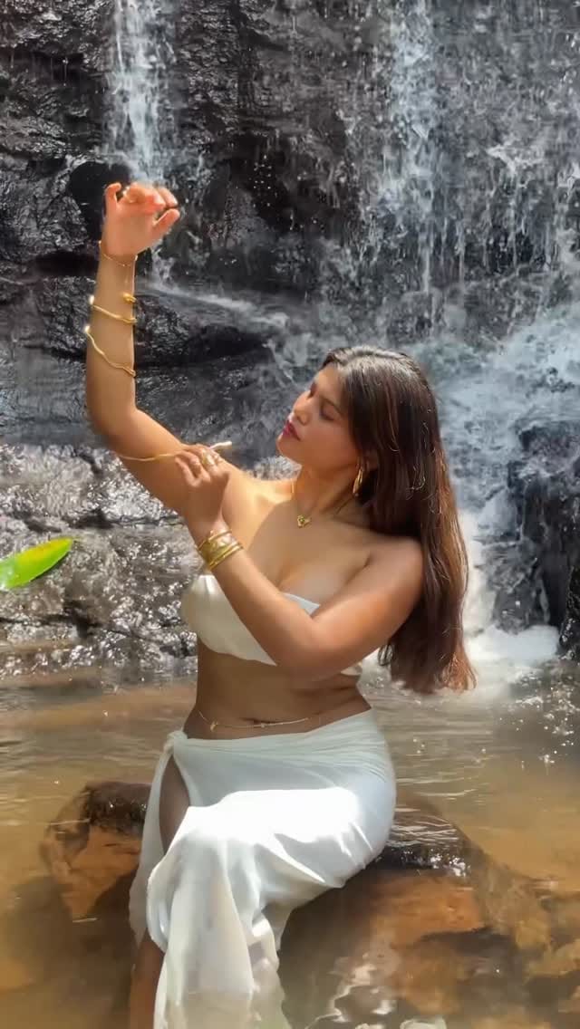 Post 10 by Ni🧚‍♀️ on Instagram (video)