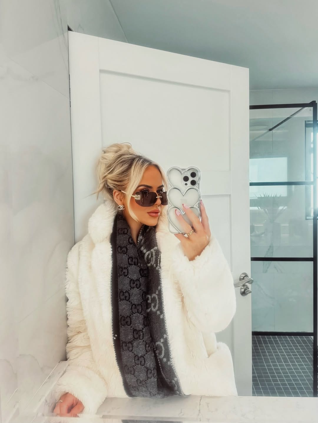 Post 9 by 𝑺𝒊𝒎𝒐𝒏𝒆 𝑮𝒓𝒂𝒄𝒆 🤍✨ on Instagram (carousel)