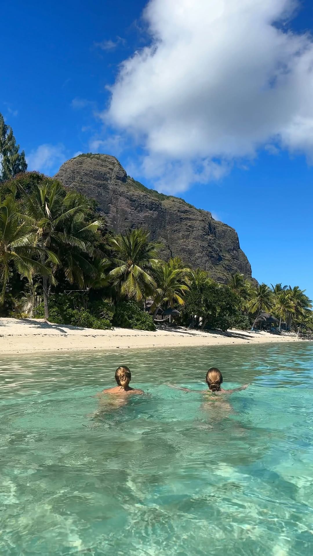 Post 3 by 𝐎𝐋𝐘𝐀 & 𝐎𝐋𝐄𝐒𝐈𝐀 on Instagram (video)