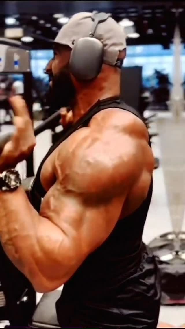 Post 6 by IFBB PRO JENEV on Instagram (video)