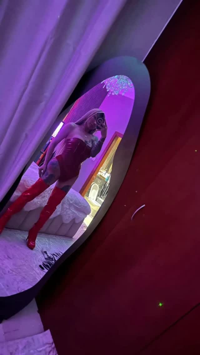 Post 4 by Maria Isabela on Instagram (video)