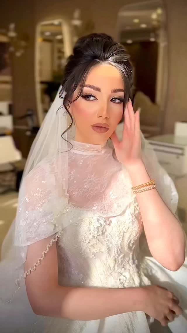 Post 4 by عروس ماه پیشونی on Instagram (video)