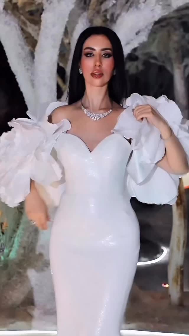 Post 2 by ADAMARIS Official on Instagram (video)