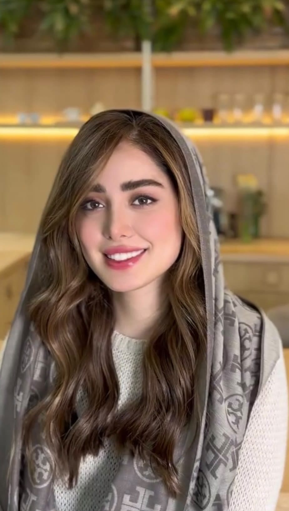 Post 2 by HANAN | حنان سلمان پور on Instagram (video)
