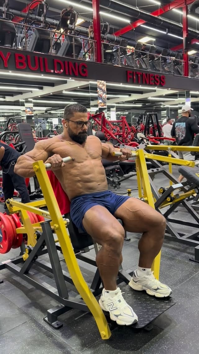 Post 7 by “IFBB Pro Bodybuilder | Dubai Coach Mahmoud Negm” on Instagram (video)