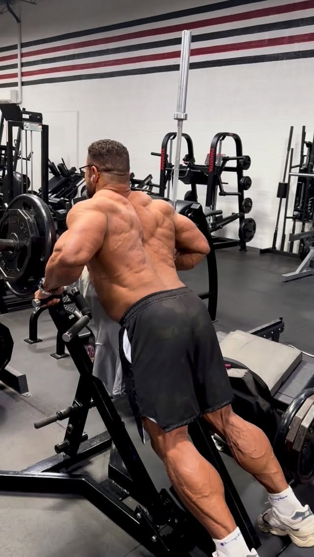 Post 8 by “IFBB Pro Bodybuilder | Dubai Coach Mahmoud Negm” on Instagram (video)