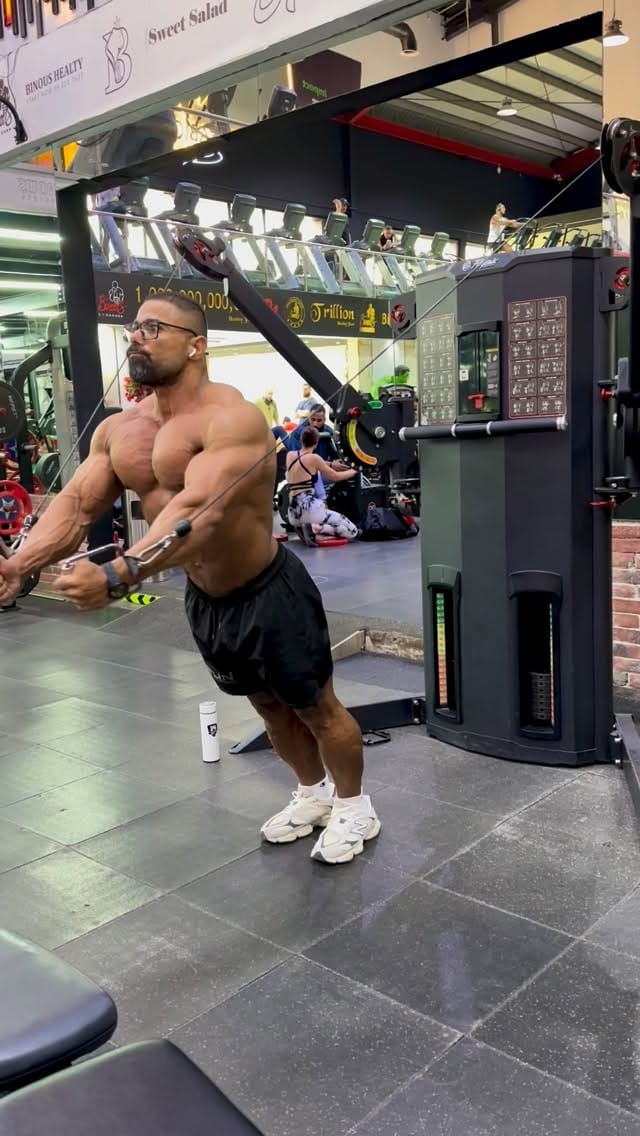 Post 2 by “IFBB Pro Bodybuilder | Dubai Coach Mahmoud Negm” on Instagram (video)