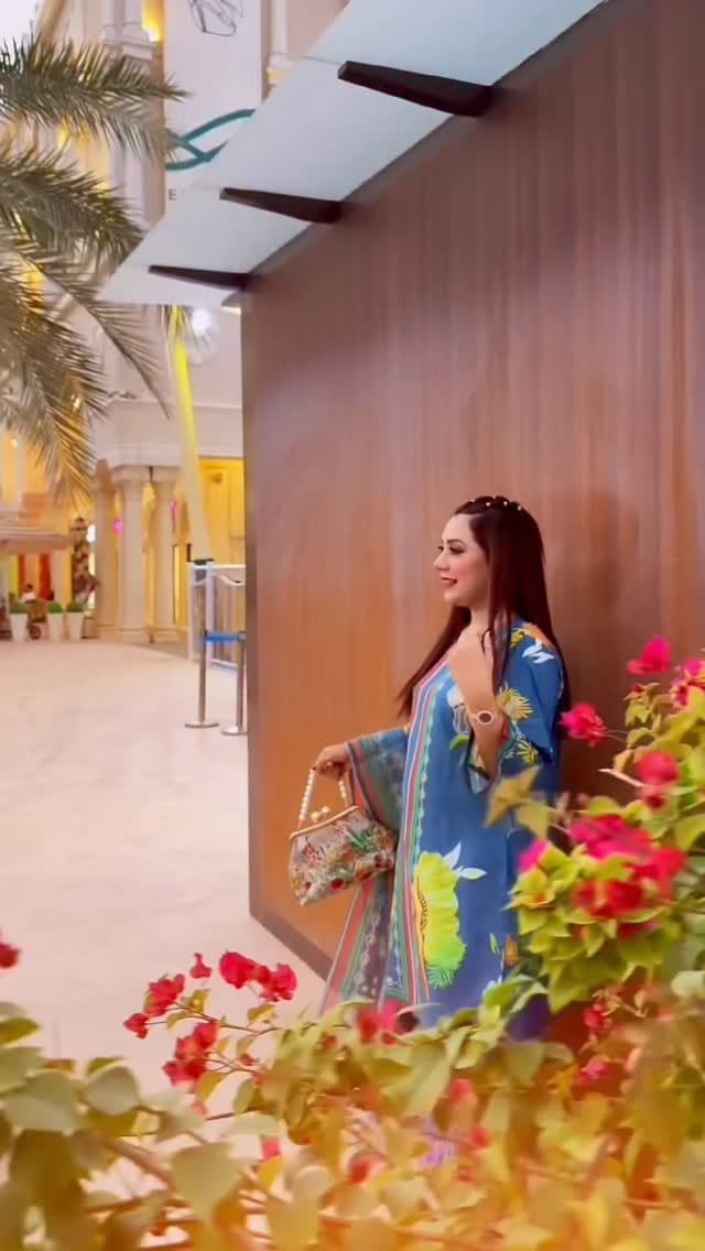 Post 5 by Komal Muzammil on Instagram (video)