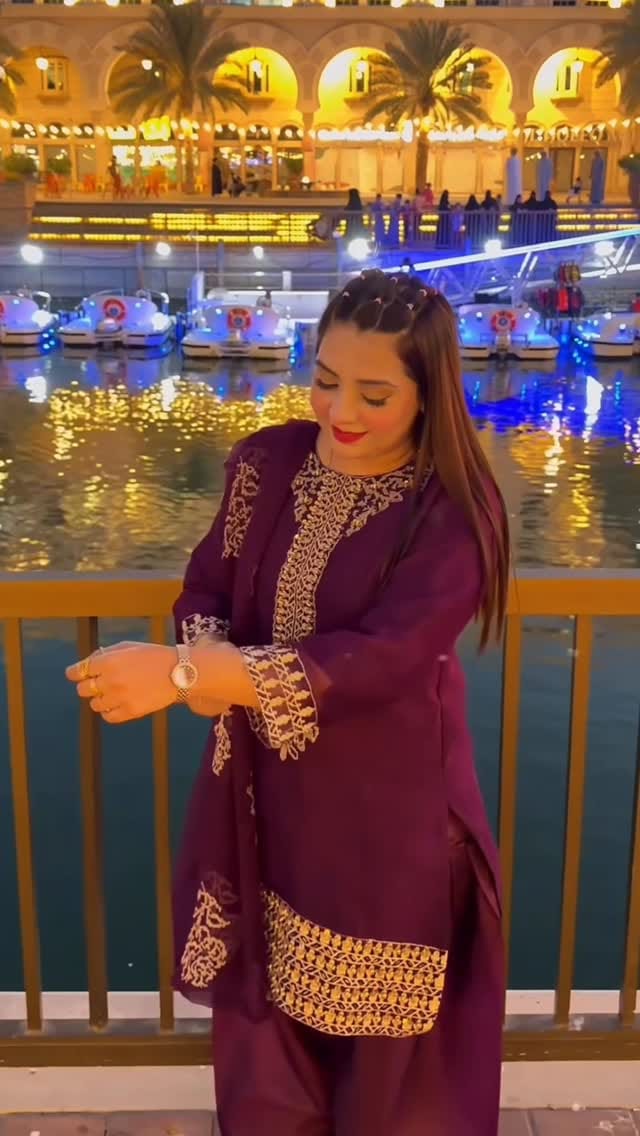 Post 7 by Komal Muzammil on Instagram (video)