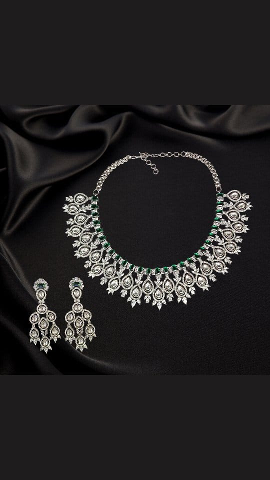 Post 10 by Glitterati Accessories on Instagram (video)