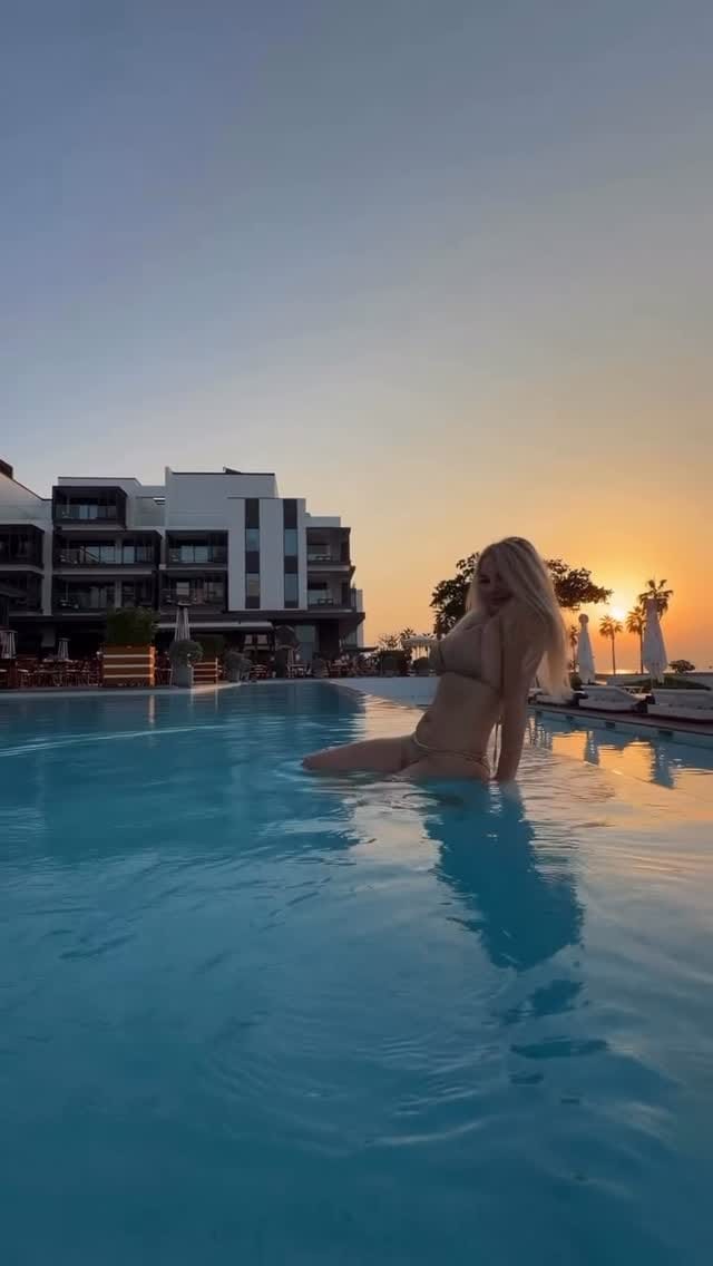 Post 6 by Anastasiya Cosmo on Instagram (video)