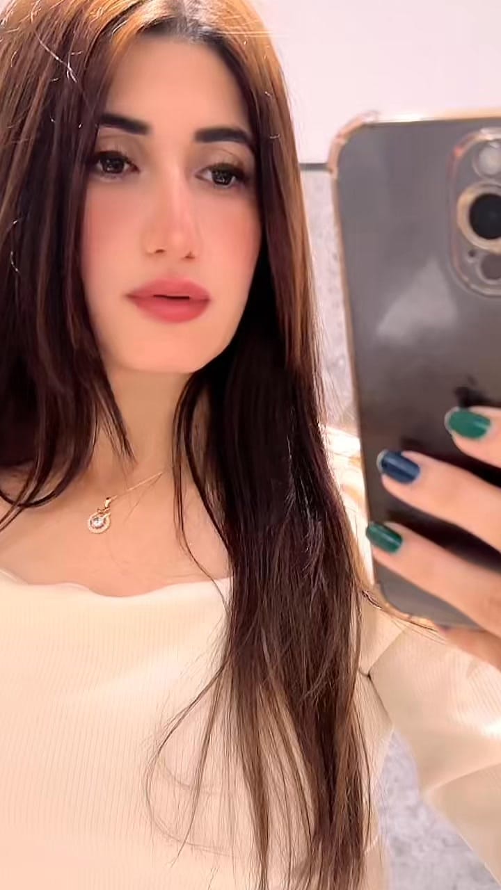 Post 8 by Diya(Madiha) on Instagram (video)