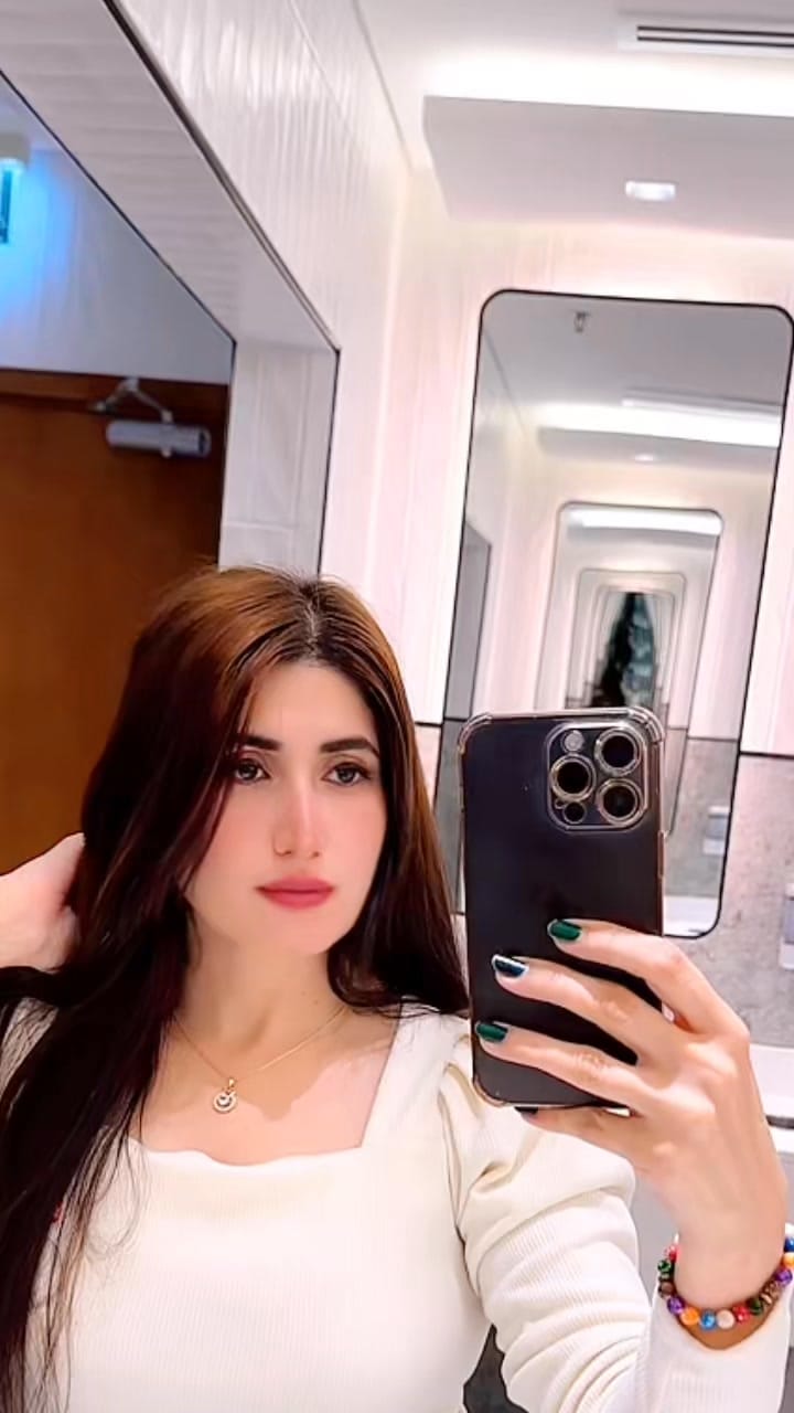 Post 9 by Diya(Madiha) on Instagram (video)