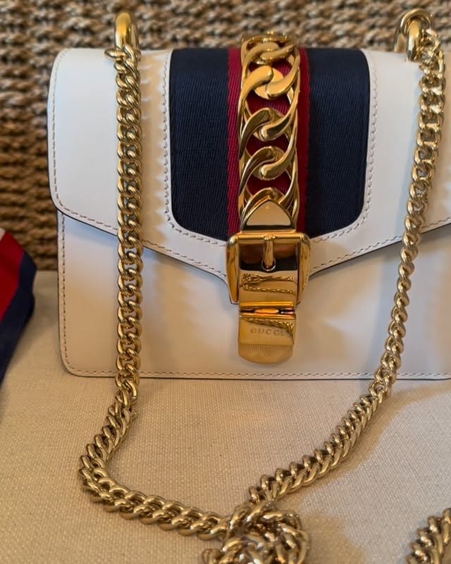 Post 4 by Indulge -Personal Shopper on Instagram (video)