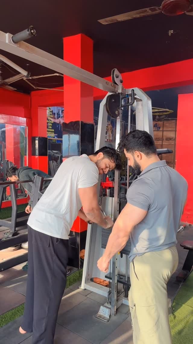 Post 4 by 𝒮𝓊𝒽𝒶𝒾𝓁 𝒮𝒾𝒹𝒹... on Instagram (video)