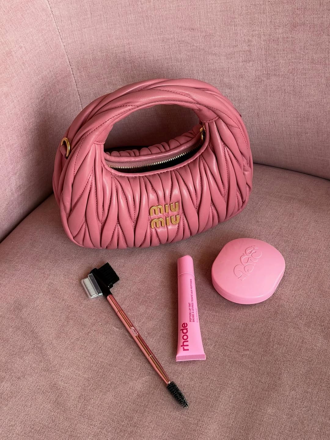Post 4 by LAS CLUB 🤠💞🪩 on Instagram (carousel)
