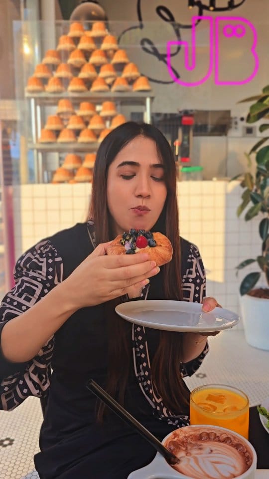 Post 10 by MADiHA SAEED on Instagram (video)