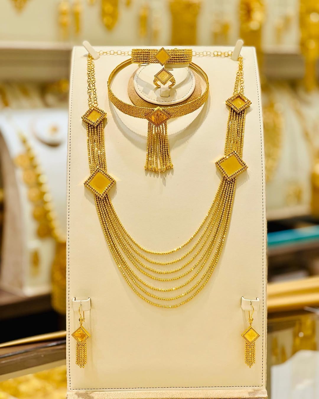 Post 5 by Al ROMAIZAN GOLD & JEWELLERY on Instagram (image)