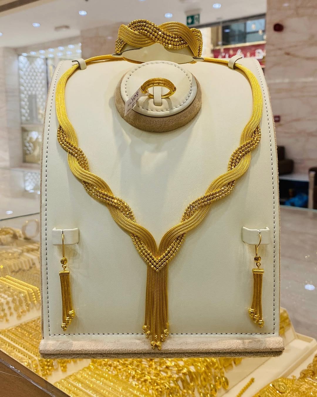 Post 7 by Al ROMAIZAN GOLD & JEWELLERY on Instagram (image)